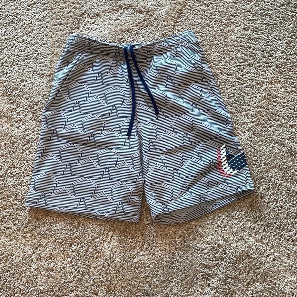 NWT gray Nike red,white and blue swoosh sweatshorts size large - Picture 2 of 2